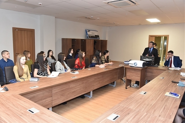 фото Встреча со студентами факультета туризма и сервиса Казахский университет экономики, финансов и международной торговли, организованная историческим кружком «Мирас».