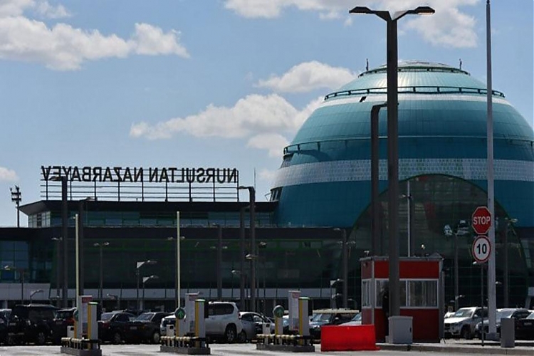 фото Надпись Nursultan Nazarbayev установили на здании аэропорта Астаны
