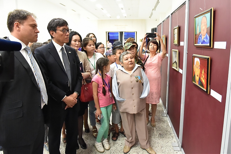 фото Состоялось официальное открытие выставки казахстанского художника Карипбека Куюкова