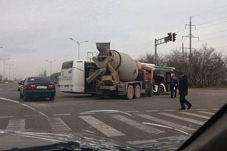 фото В Астане при столкновении автобуса и бетономешалки пострадали двое детей